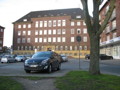 Dieser Parkplatz ist einer der häßlichsten Ort der Stadtmitte. Für Langzeitparker wegen der hohen Parkgebühren eher ungeeignet.